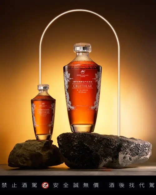▲「創世者 No.1」(左)至今已為藏家珍品，市價高昂且一瓶難求。為慶祝創世者系列連年獲得國際烈酒競賽大獎，特別推出「3.5L創世者」(右)致敬經典之作。(圖/黑松提供)