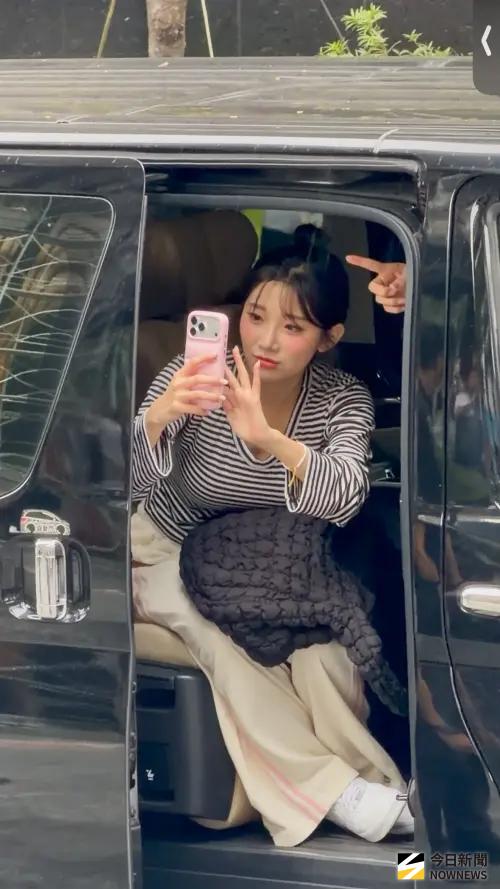 ▲李珠珢11月30日來台舉辦粉絲見面會的第3天，在結束活動後看到雨中粉絲等待，特地開門跟粉絲道別。（圖／記者張一笙攝）