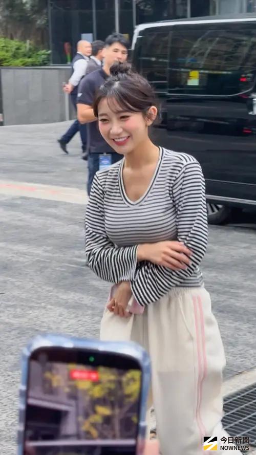 ▲李珠珢看到粉絲在雨中等待，特地跑下車跟粉絲一一道別。（圖／記者張一笙攝）