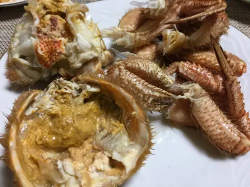 AI不是這樣用的！中國買家合成「死螃蟹」騙退款被抓包　下場慘了
