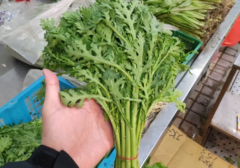 ▲這幾天台灣氣溫驟降，火鍋成為許多人的首選晚餐，不過山茼蒿卻是平價兩極的一種蔬菜。（圖／翻攝菜販廖炯程臉書）