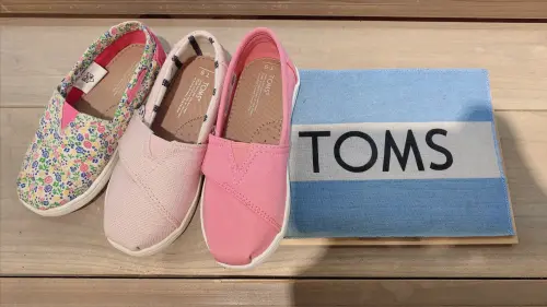 ▲TOMS懶人帆布鞋過去在台灣紅極一時，更是許多人鞋櫃裡必備的神鞋。（圖／TOMS臉書）