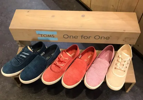 ▲TOMS打出「買一捐一」愛心口號，以積極參與慈善活動的美名而打響名號。（圖／TOMS臉書）