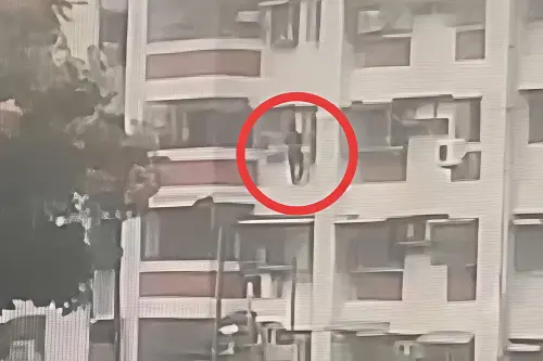 ▲詐欺詐團見警方破門時嫌犯從三樓跳下逃逸，當場被逮捕。（圖／記者莊全成翻攝）