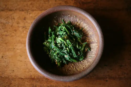 ▲日本人超愛吃山茼蒿，在當地被稱作春菊的它，除了煮火鍋之外也很常被當作涼拌菜。（圖／翻攝shokunin）