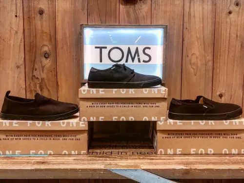 ▲TOMS透過愛心行銷一炮紅，2013年銷售額達到2.5億美元，2014市值更突破6.25億美元。（圖／TOMS臉書）