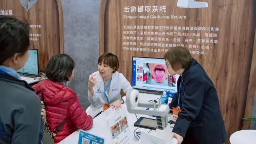▲中醫師專業即時分析AI舌象影像辨識，吸引民眾熱情參與檢測。(馬光中醫提供)