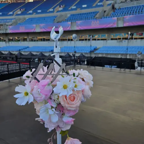 ▲AAA舞台麥克風也是設計得十分有巧思，跟整個舞台十分搭配。（圖／翻攝自文萬植Threads@munwansik）