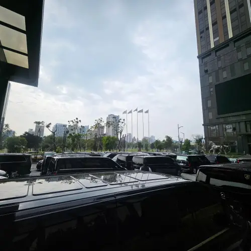 ▲數十輛保母車已經準備就緒，即將迎接韓國明星們抵達台灣。（圖／翻攝自文萬植Threads@munwansik）