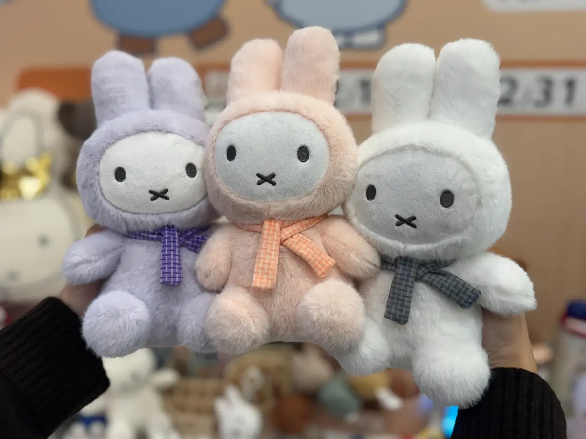 ▲7-11全店精品自12月10日下午3點起推出全新一波「Miffy70週年紀念」精品集點活動，圖為馬卡龍絨毛玩偶，749元／款。（圖／7-11提供）