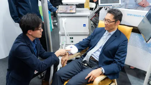 ▲金屬中心劉宗鑫博士(左)為經濟部產業技術司郭肇中司長(右)解說「OPMs光泵腦磁圖診斷與次世代 rTMS 經顱磁刺激系統」技術。(金屬中心提供)