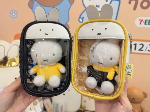 ▲限量絨毛小吊飾，兩隻399元；限量透明收納小包，299元／款。（圖／記者鍾怡婷攝）