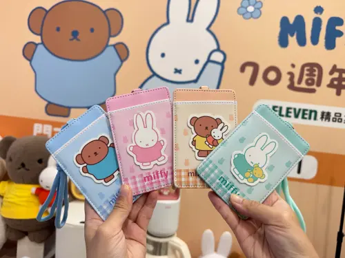 ▲限量繽紛卡票夾，手提繩+掛扣可掛在包包上，199元／款。（圖／記者鍾怡婷攝）
