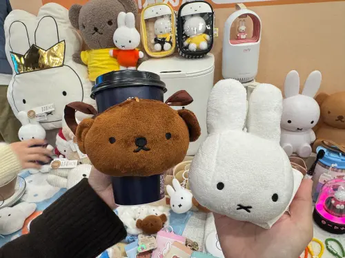 ▲限量絨毛造型飲料杯套，售價199元／款。（圖／記者鍾怡婷攝）