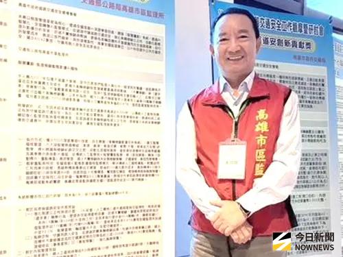 ▲高雄市區監理所所長劉育麟說明該所資訊科科長陳堂昇運用人工智慧(AI)科技守護道安，獲行政院模範公務人員的情形。(資料照／記者黃守作攝)