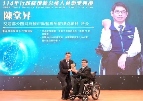 ▲行政院院長卓榮泰(左)頒獎表揚獲行政院模範公務人員殊榮的高雄市區監理所資訊科科長陳堂昇(右)，以資鼓勵。(圖／公路局高雄市區監理所提供)