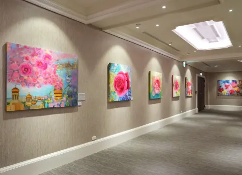 ▲穹頂大廳三樓舉辦臺灣畫家陳秋玉「集象主義」藝術展，漫步城堡沉浸於細膩的藝術與無限的想像之中！（圖／品牌提供）