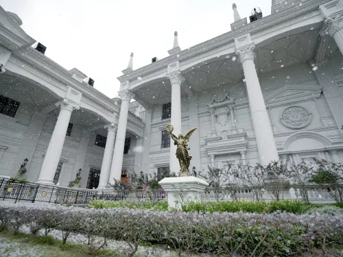 ▲佐登妮絲城堡推出南臺灣最大的人造雪景，每週末限時飄雪登場！城堡瞬間化身浪漫冬日仙境，帶你沉浸體驗最夢幻的聖誕氛圍。（圖／品牌提供）