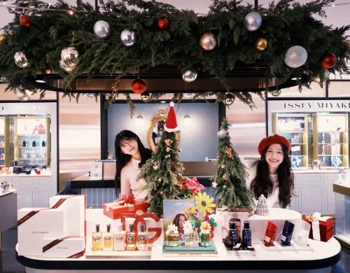 ▲中友百貨引進森形埔里農莊真柏製作大型聖誕花圈，搭配館內大量燈飾，呈現濃厚節慶感。（圖／中友提供）