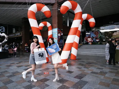 ▲耶誕節腳步近，看好歲末送禮需求，台中市中友百貨年度壓軸「耶誕享樂之旅」開跑，（圖／中友提供）