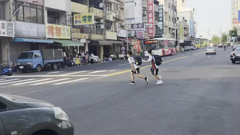 馬路過一半斑馬線失蹤了！江和樹罵太離譜　中市府允連夜補好補滿