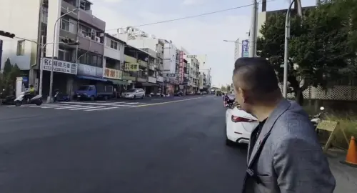 ▲江和樹表示不只斑馬線畫一半，連車道線都沒畫完。（圖／江和樹提供，2025.12.04）