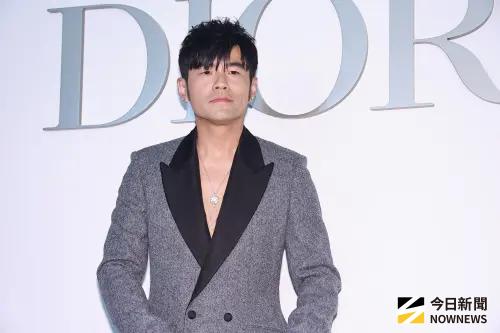 周杰倫挺Dior大露胸肌現身台北101！哄粉絲：新專輯明年三四月出
