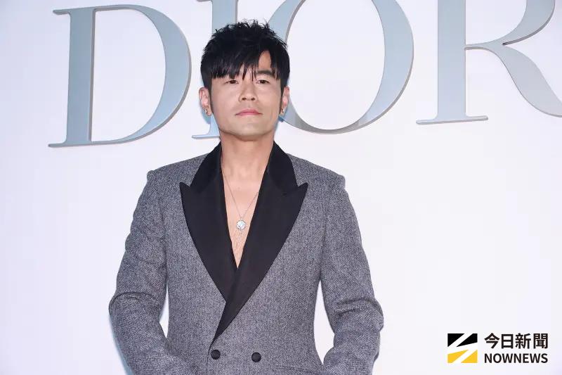 周杰倫挺Dior大露胸肌現身台北101！哄粉絲：新專輯明年三四月出