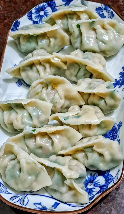 ▲水餃皮可以透光看到香菜的顏色，看起來就超好吃。（圖／家常菜臉書）