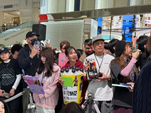 ▲周杰倫粉絲自製巨大珍奶道具、「哎喲不錯」手板，高舉專輯雜誌吸引目光。（圖／記者蕭涵云攝）