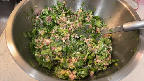 ▲香菜水餃內餡準備好了！想省點力氣可以跳過摔打絞肉，把材料全半再一起就搞定，不過，少了點黏性，沒那麼好包，口感也略差些。（圖／記者徐銘穗攝）