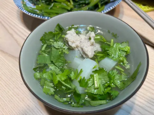 ▲香菜買太多可試試水養、冷凍保存。喝蘿蔔肉羹湯時，就能豪邁地大把灑香菜了。（圖／記者徐銘穗攝）