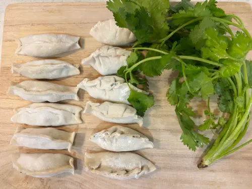 ▲香菜價格便宜了，一定要試試自己包香菜水餃，一半包成鍋貼形狀，下鍋煎更輕鬆。（圖／記者徐銘穗攝）