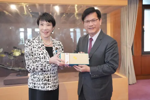 In April 2025, Japanese lawmaker Sanae Takaichi led a delegation to visit Taiwan and posed for a photo with Foreign Minister Lin Chia-lung (林佳龍). (MOFA facebook)