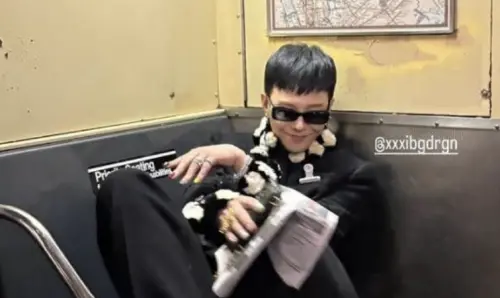 ▲GD（權志龍，如圖）近期因曬出紐約地鐵照惹議，其因是他腳踩座椅還佔座博愛座，對此韓媒解釋，地鐵車廂是布景的一部分，逼真程度震撼粉絲。（圖／權志龍 IG @8lo8lo8lowme）