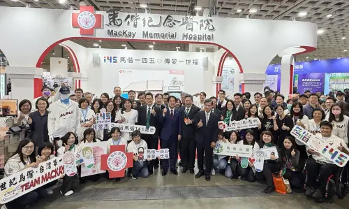 ▲總統賴清德出席2025台灣醫療科技展，並到各大展區了解相關應用成果。（圖／馬偕醫院提供）