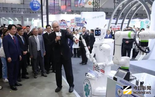 ▲總統賴清德出席2025台灣醫療科技展，並到各大展區了解相關應用成果。（圖／記者吳翊婕攝）