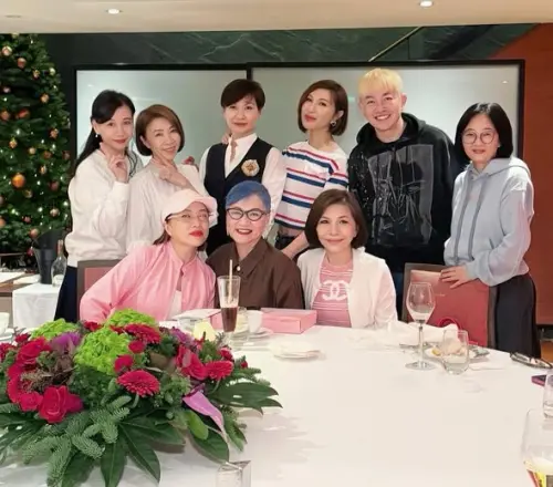 ▲李翊君（後排左二起）、方芳芳、利菁、李明川、葉璦菱（前排左起）、張小燕、張清芳等人出席餐敘。（圖／利菁 Regine臉書）