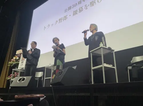 ▲日本資深女星中島豐（中）今年7月頂著消瘦身影現身電影活動。（圖／翻攝自X）