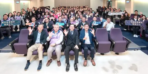 ▲產業園區管理局舉辦園區專案考核表揚及經驗分享會，由產業園區管理局局長楊志清(前排右2)主持。(圖／經濟部產業園區管理局提供)