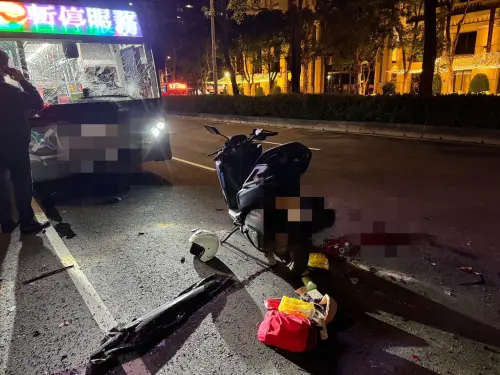 ▲台北市大安區公車撞機車、小客車。（圖／翻攝畫面）