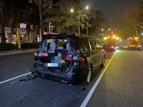 ▲台北市大安區公車撞機車、小客車。（圖／翻攝畫面）