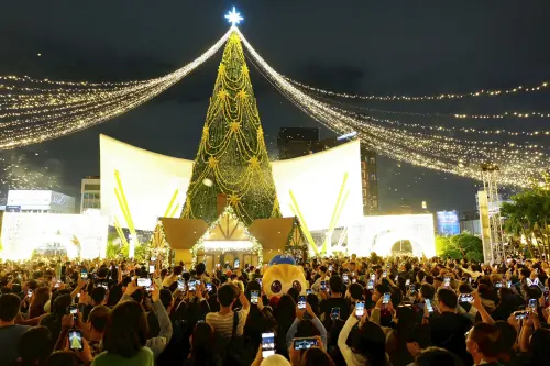 ▲中央公園「耶誕生活節」賞燈人潮。（圖／高雄捷運提供）