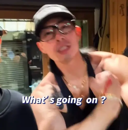 ▲吳建豪（如圖）在呂士軒影片中大秀肌肉，證明自己沒有暴瘦。（圖／呂士軒IG@troutfresh）