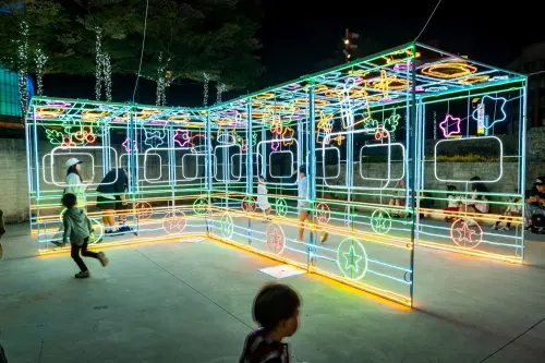 ▲「新竹FUN聖誕」即將於12月6日正式啟動，今（5）天會先點燈，今年串聯新竹火車站、東門城與護城河畔。（圖／新竹市城銷處提供www.hccg.gov.tw/hccg/）