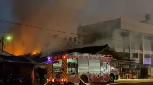 ▲消防人員緊急控制延燒範圍。（圖／翻攝畫面）