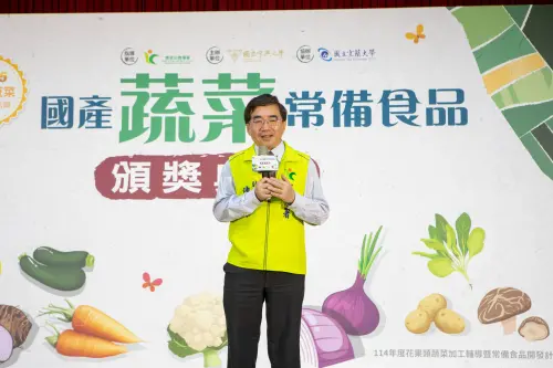 ▲農糧署陳啓榮副署長上台闡述國產蔬菜常備食品的美味與便利。 （圖／遠百提供）