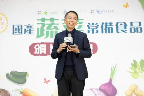 ▲國立宜蘭大學 謝昌衛 副校長妙語如珠地將10家得獎產品串聯在生活中。（圖／遠百提供）