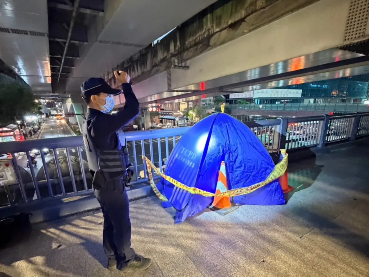 ▲台北車站今（4日）傳出有一名男子陳屍在附近的天橋上。（圖／翻攝畫面）