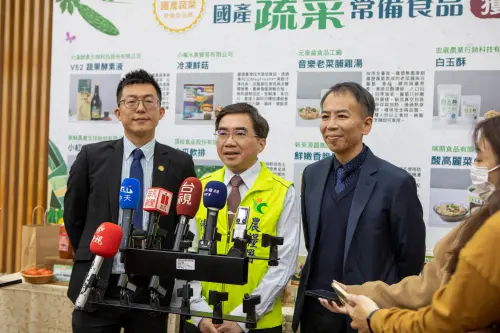 ▲嘉義大學 張文昌 副教授(左)，農糧署陳啓榮副署長(中)，國立宜蘭大學 謝昌衛 副校長(右) （圖／遠百提供）